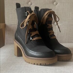 Universal Thread Black and Tan Chunky Heel Lace-Up Ankle Boots